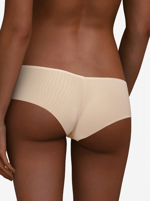 Accent Shorty, nudo