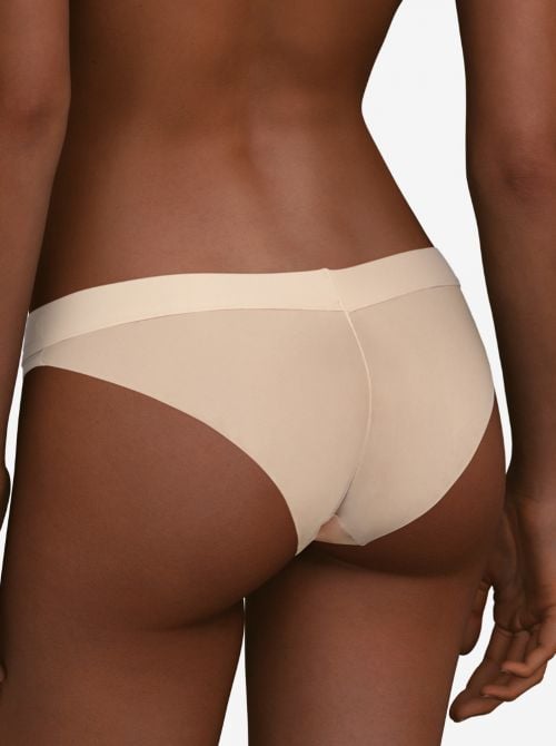 Accent Slip, nudo