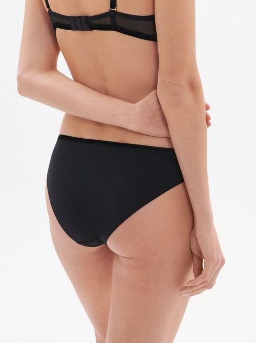 Scenario slip in pizzo, nero