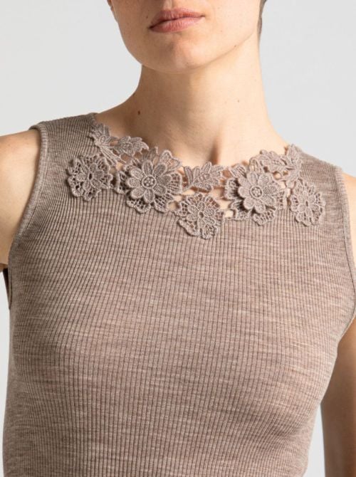 Brianna Canotta in lana & seta con macram&eacute;, noce