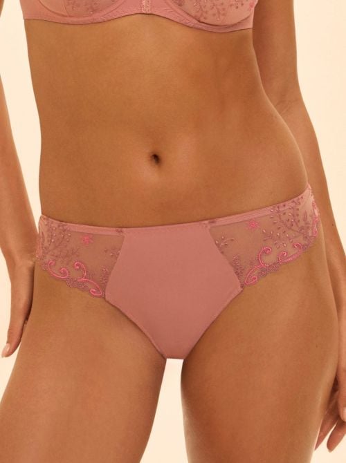Delice Tanga, rosa fum&egrave;