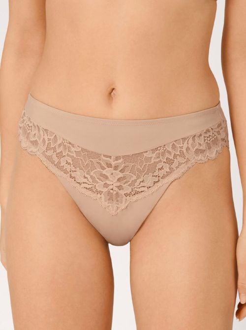 Amourette Charm Tai, nudo
