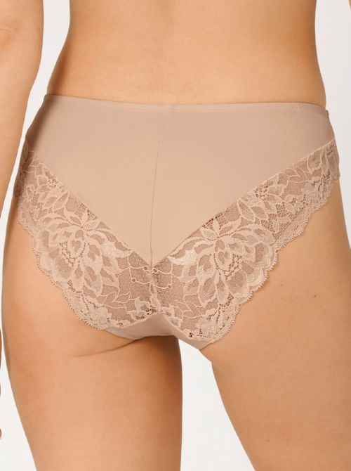 Amourette Charm Tai, nudo