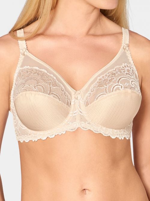Romy W reggiseno con ferretto, nudo