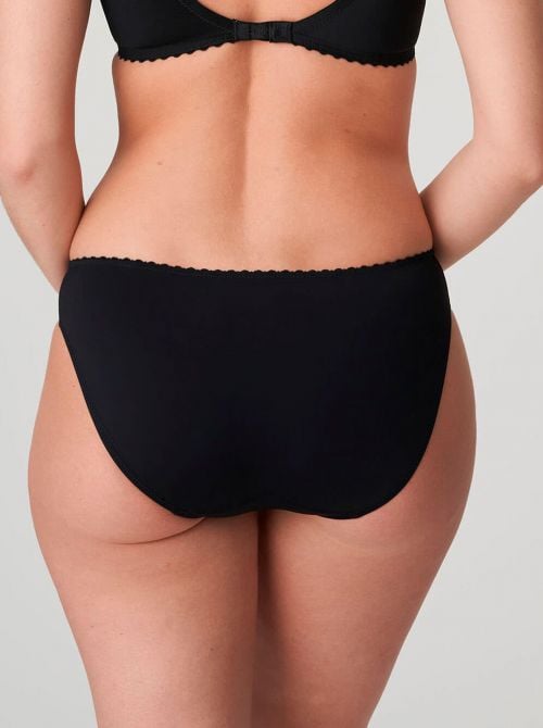 Divine Slip, nero