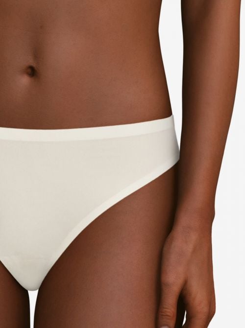 Softstrech one size thong, ivory